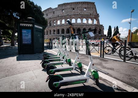 Il sindaco di Roma Virginia Raggi parteciperà alla presentazione degli scooter elettrici della compagnia americana Lime nel centro di Roma, in Italia, il 30 maggio 2020. Molte aziende italiane sono state in grado di riaprire le porte, dopo più di due mesi di blocco nazionale per frenare la diffusione del Covid-19. (Foto di Andrea Ronchini/NurPhoto) Foto Stock