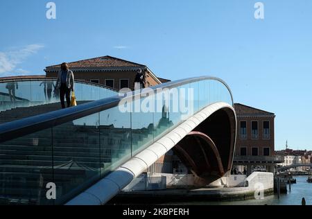 Il ponte Calatrava vuoto dai turisti il 29 maggio 2020 a Venezia. Molte imprese italiane sono state autorizzate a riaprirsi, dopo più di due mesi di una chiusura a livello nazionale destinata a frenare la diffusione di Covid-19. (Foto di Giuseppe Cottini/NurPhoto) Foto Stock