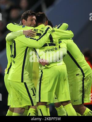 I giocatori di Barcellona dopo Luis Suarez li hanno messi in testa 1-0 durante il round della UEFA Champions League di 16 1st tappa tra Manchester City e il FC Barcelona allo stadio Etihad di Manchester martedì 24th febbraio 2015 (Foto di Mark Fletcher/MI News/NurPhoto) Foto Stock