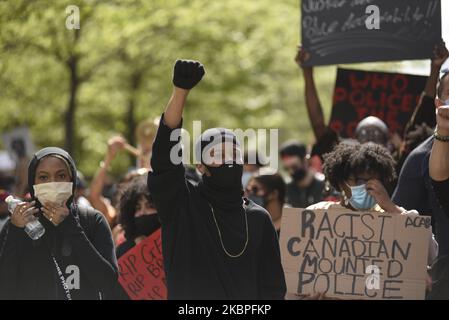 I manifestanti che mostrano vite nere sono un pugno di materia durante un raduno per protestare la polizia ha coinvolto morti in Nord America, a Toronto, Canada, il 30 maggio 2020. George Floyd morì dopo essere stato trattenuto dagli ufficiali di polizia di Minneapolis il Memorial Day. (Foto di Arindam Shivaani/NurPhoto) Foto Stock