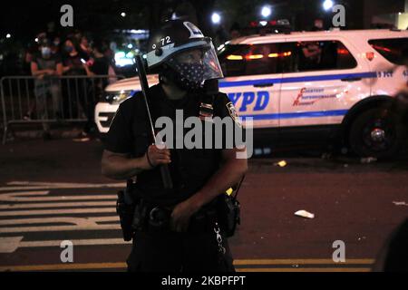 Un poliziotto è in guardia durante una manifestazione in risposta alla morte di un uomo di Minneapolis George Floyd il 29 maggio 2020 a New York City. Il video che ha catturato la morte di George Floyd ha implicato gli ufficiali arrestanti che hanno innescato i giorni delle rivolte a Minneapolis Minnesota. Il tentativo del governatore Tim Waltz di citare la violenza e i saccheggi convocando la Guardia Nazionale non è riuscito a far rispettare il coprifuoco. (Foto di John Lamparski/NurPhoto) Foto Stock