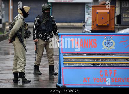 Indian paramilitary soldiers stand guard near a temporary checkpoint during the lock-down in Srinagar,Kashmir on May 31, 2020. India authorities extended the lockdown in containment zones till June 30 and said all economic activities can restart in a phased manner outside those zones.However, the revised timings of the curfew will be from 9 pm to 5 am. (Photo by Faisal Khan/NurPhoto) Stock Photo