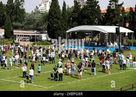 I fedeli con maschere facciali osservano l'allontanamento sociale mentre assistono ad una messa all'aperto celebrata dal sacerdote Nuno Coelho all'Ippodromo di Cascais, Portogallo, il 31 maggio 2020, in mezzo alla pandemia COVID-19. Nuove regole per i fedeli e adattamenti dei culti sono stati adottati dalla Chiesa cattolica per riaprire le chiese. (Foto di Pedro FiÃºza/NurPhoto) Foto Stock