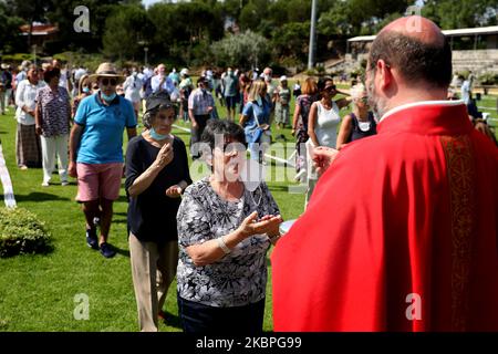 I fedeli con maschere facciali osservano l'allontanamento sociale mentre assistono ad una messa all'aperto celebrata dal sacerdote Nuno Coelho all'Ippodromo di Cascais, Portogallo, il 31 maggio 2020, in mezzo alla pandemia COVID-19. Nuove regole per i fedeli e adattamenti dei culti sono stati adottati dalla Chiesa cattolica per riaprire le chiese. (Foto di Pedro Fiúza/NurPhoto) Foto Stock