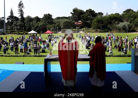 I fedeli con maschere facciali osservano l'allontanamento sociale mentre assistono ad una messa all'aperto celebrata dal sacerdote Nuno Coelho all'Ippodromo di Cascais, Portogallo, il 31 maggio 2020, in mezzo alla pandemia COVID-19. Nuove regole per i fedeli e adattamenti dei culti sono stati adottati dalla Chiesa cattolica per riaprire le chiese. (Foto di Pedro FiÃºza/NurPhoto) Foto Stock