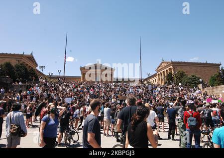 Black Lives Matter, Philly Real Justice e migliaia di Filadelfisti si sono radunati sui gradini del Philadelphia Art Museum prima di difendersi in Center City per chiedere giustizia a George Floyd, Quattrocento anni di vittime di oppressione sistematica e di violenza e, in ultima analisi, per la propria vita e per quella dei loro figli a Filadelfia, PA, il 30 maggio 2020. (Foto di Cory Clark/NurPhoto) Foto Stock