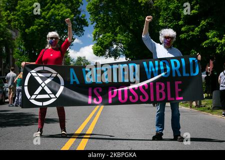 Il protester ha un segno durante una riunione per protestare la recente morte di George Floyd il 30 maggio 2020 a New York, Stati Uniti. In risposta agli omicidi di polizia di George Floyd a Minneapolis, Breonna Taylor in Kentucky, Nina Pop in Missouri, Ahmaud Arbery in Georgia membri della comunità di Albany, Citizen Action di New York, E altri gruppi comunitari hanno marciato in solidarietà con le proteste che si sono svolte a Minneapolis, Georgia e in numerose altre città della nazione. la marcia è iniziata al Townsend Park di Albany, New York. (Foto di Karla Ann Cote/NurPhoto) Foto Stock