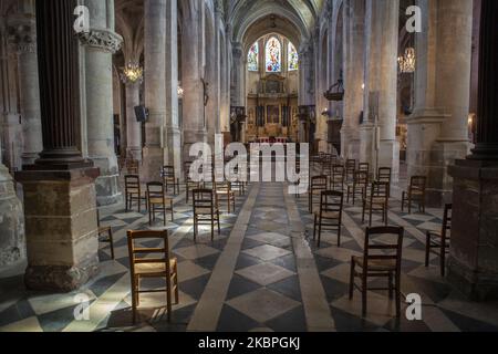 Vista dell'interno in una Chiesa a Parigi, Francia, il 30 maggio 2020. Da sabato 23 maggio, le riunioni religiose in Francia sono nuovamente autorizzate, a condizione di rispettare le misure di distanziamento alcune chiese sono state in grado di rimuovere parte delle sedie per rispettare le distanze. (Foto di Stephane Roupert/NurPhoto) Foto Stock