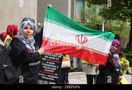 Le donne detengono una bandiera iraniana durante il rally al Quds Day (al-Quds Day) al di fuori del consolato degli Stati Uniti a Toronto, Ontario, Canada il 01 maggio 2019. I raduni al Quds Day si sono svolte in oltre 800 città in tutto il mondo per denunciare la continua occupazione della Palestina da parte di Israele. 'Al Quds' è il nome arabo di Gerusalemme, è un evento annuale che si è tenuto l'ultimo venerdì del Ramadan, iniziato dalla Repubblica islamica dell'Iran nel 1979 per esprimere sostegno ai palestinesi e opporsi al sionismo e a Israele. (Foto di Creative Touch Imaging Ltd./NurPhoto) Foto Stock
