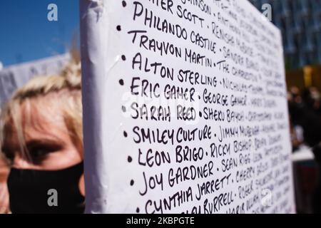 Una donna tiene un cartello coperto dai nomi delle vittime nere della violenza della polizia, mentre attivisti si sono riuniti per protestare contro l'uccisione di George Floyd, dimostratosi al di fuori dell'ambasciata degli Stati Uniti a Londra, in Inghilterra, il 31 maggio 2020. Migliaia di persone si sono riunite per la protesta, nonostante le continue preoccupazioni per la possibile diffusione del coronavirus e le continue richieste delle autorità di rispettare le linee guida per l'allontanamento sociale. Floyd, un uomo nero, morì come un ufficiale di polizia bianco, Derek Chauvin, inginocchiato al collo durante un arresto nella città statunitense di Minneapolis il 25 maggio. La morte di Floyd, che ricorda la dea Foto Stock
