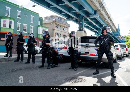 Polizia di Philadelphia in tumulto blocco di attrezzi Market Street dopo saccheggi e attacchi ai veicoli della polizia, Domenica, 31 maggio 2020. (Foto di Michael Candelori/NurPhoto) Foto Stock