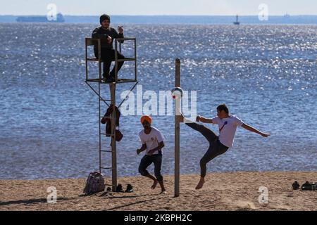 La gente gioca a pallavolo sulla spiaggia del golfo di finlandia a San Pietroburgo. Per prevenire la diffusione dell'epidemia di coronavirus in città, tutti i parchi e luoghi di raccolta di massa di persone sono chiusi. San Pietroburgo, Russia, il 31 maggio 2020 (Foto di Valya Egorshin/NurPhoto) Foto Stock