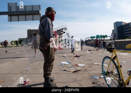 Un protester è in stato di shock dopo che un camion di carburante ha guidato attraverso una folla di migliaia di persone sul ponte i-35W a Minneapolis, Minnesota. 31 maggio 2020. (Foto di Tim Evans/NurPhoto) Foto Stock