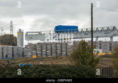 West Hyde, Regno Unito. 3rd Novembre 2022. I lavori di costruzione del collegamento ferroviario ad alta velocità HS2, compresi i segmenti di tunnel per il tunnel Chiltern, sono illustrati nella Valle di Colne. Mark Harper, il nuovo Segretario di Stato per i Trasporti, ha comunicato che il governo sta esaminando tutte le opzioni relative al progetto HS2 prima dei tagli previsti alla spesa nella dichiarazione autunnale. La fase uno tra Londra e Birmingham è prevista per l'apertura tra il 2029 e il 2033. Credit: Notizie dal vivo di Mark Kerrison/Alamy Foto Stock