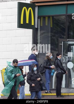 Le persone che indossano maschere protettive in mezzo all'epidemia di coronavirus Covid-19 camminano su una strada a Kiev, Ucraina, il 01 giugno 2020. Al 01 giugno 2020 in Ucraina, in totale 24 012 casi confermati in laboratorio di coronavirus COVID-19 di malattia, di cui 718 mortali, secondo il sito del Ministero della Salute ucraino. (Foto di Str/NurPhoto) Foto Stock