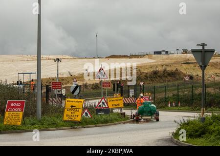 West Hyde, UK. 3rd November, 2022. Construction works are pictured for the HS2 high-speed rail link. Mark Harper, the new Secretary of State for Transport, has advised that the government is examining all options regarding the HS2 project in advance of expected spending cuts in the autumn statement. Phase one between London and Birmingham is due to open between 2029 and 2033. Credit: Mark Kerrison/Alamy Live News Stock Photo