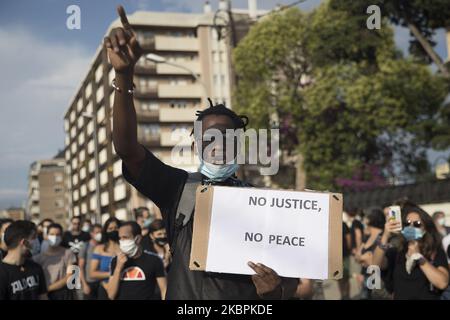 Dimostrazione di rifiuto dell'assassinio di George Floyd davanti al consolato degli Stati Uniti a Barcellona. I manifestanti sono venuti con maschere e hanno letto slogan come 'No justice no peace' e 'i CAN't breathe' a Barcellona, Catalogna, Spagna, il 1 giugno 2020. (Foto di Albert Llop/NurPhoto) Foto Stock