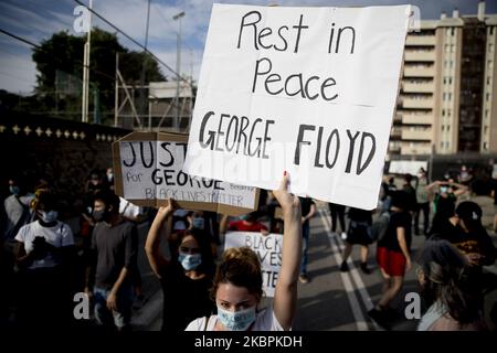 Dimostrazione di rifiuto dell'assassinio di George Floyd davanti al consolato degli Stati Uniti a Barcellona. I manifestanti sono venuti con maschere e hanno letto slogan come 'No justice no peace' e 'i CAN't breathe' a Barcellona, Catalogna, Spagna, il 1 giugno 2020. (Foto di Albert Llop/NurPhoto) Foto Stock