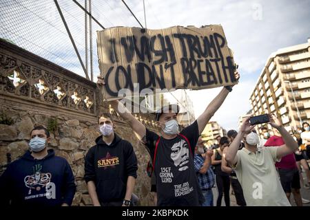 Dimostrazione di rifiuto dell'assassinio di George Floyd davanti al consolato degli Stati Uniti a Barcellona. I manifestanti sono venuti con maschere e hanno letto slogan come 'No justice no peace' e 'i CAN't breathe' a Barcellona, Catalogna, Spagna, il 1 giugno 2020. (Foto di Albert Llop/NurPhoto) Foto Stock