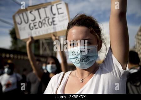 Dimostrazione di rifiuto dell'assassinio di George Floyd davanti al consolato degli Stati Uniti a Barcellona. I manifestanti sono venuti con maschere e hanno letto slogan come 'No justice no peace' e 'i CAN't breathe' a Barcellona, Catalogna, Spagna, il 1 giugno 2020. (Foto di Albert Llop/NurPhoto) Foto Stock