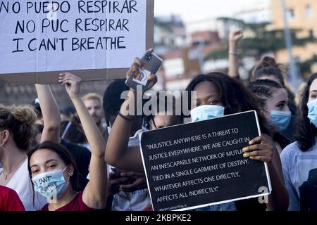 Dimostrazione di rifiuto dell'assassinio di George Floyd davanti al consolato degli Stati Uniti a Barcellona. I manifestanti sono venuti con maschere e hanno letto slogan come 'No justice no peace' e 'i CAN't breathe' a Barcellona, Catalogna, Spagna, il 1 giugno 2020. (Foto di Albert Llop/NurPhoto) Foto Stock