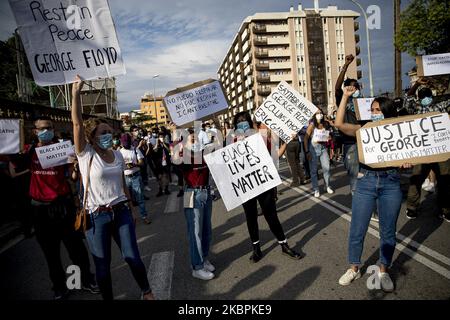 Dimostrazione di rifiuto dell'assassinio di George Floyd davanti al consolato degli Stati Uniti a Barcellona. I manifestanti sono venuti con maschere e hanno letto slogan come 'No justice no peace' e 'i CAN't breathe' a Barcellona, Catalogna, Spagna, il 1 giugno 2020. (Foto di Albert Llop/NurPhoto) Foto Stock