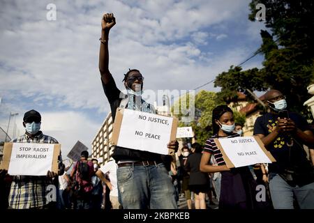 Dimostrazione di rifiuto dell'assassinio di George Floyd davanti al consolato degli Stati Uniti a Barcellona. I manifestanti sono venuti con maschere e hanno letto slogan come 'No justice no peace' e 'i CAN't breathe' a Barcellona, Catalogna, Spagna, il 1 giugno 2020. (Foto di Albert Llop/NurPhoto) Foto Stock