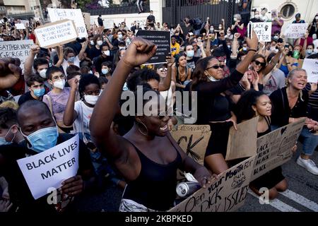 Dimostrazione di rifiuto dell'assassinio di George Floyd davanti al consolato degli Stati Uniti a Barcellona. I manifestanti sono venuti con maschere e hanno letto slogan come 'No justice no peace' e 'i CAN't breathe' a Barcellona, Catalogna, Spagna, il 1 giugno 2020. (Foto di Albert Llop/NurPhoto) Foto Stock