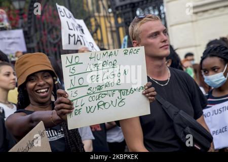 Dimostrazione di rifiuto dell'assassinio di George Floyd davanti al consolato degli Stati Uniti a Barcellona. I manifestanti sono venuti con maschere e hanno letto slogan come 'No justice no peace' e 'i CAN't breathe' a Barcellona, Catalogna, Spagna, il 1 giugno 2020. (Foto di Albert Llop/NurPhoto) Foto Stock