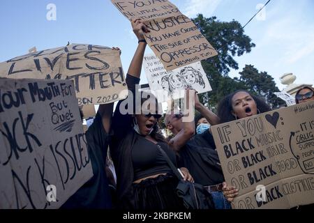 Dimostrazione di rifiuto dell'assassinio di George Floyd davanti al consolato degli Stati Uniti a Barcellona. I manifestanti sono venuti con maschere e hanno letto slogan come 'No justice no peace' e 'i CAN't breathe' a Barcellona, Catalogna, Spagna, il 1 giugno 2020. (Foto di Albert Llop/NurPhoto) Foto Stock