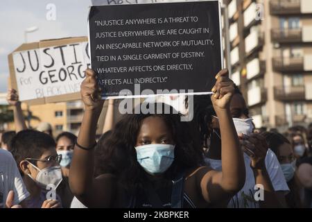 Dimostrazione di rifiuto dell'assassinio di George Floyd davanti al consolato degli Stati Uniti a Barcellona. I manifestanti sono venuti con maschere e hanno letto slogan come 'No justice no peace' e 'i CAN't breathe' a Barcellona, Catalogna, Spagna, il 1 giugno 2020. (Foto di Albert Llop/NurPhoto) Foto Stock