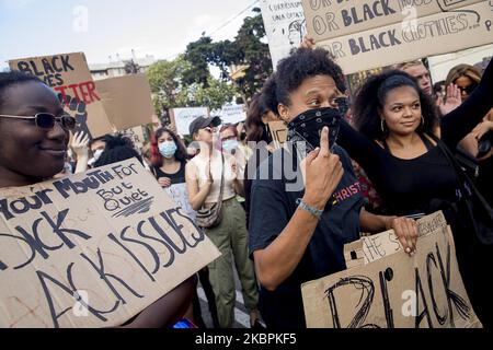 Dimostrazione di rifiuto dell'assassinio di George Floyd davanti al consolato degli Stati Uniti a Barcellona. I manifestanti sono venuti con maschere e hanno letto slogan come 'No justice no peace' e 'i CAN't breathe' a Barcellona, Catalogna, Spagna, il 1 giugno 2020. (Foto di Albert Llop/NurPhoto) Foto Stock