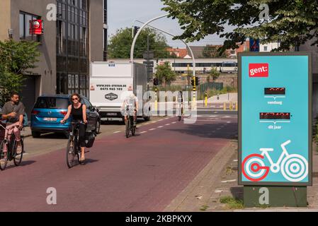 I residenti sono visti in bicicletta in auto strade libere (strada ciclabile) a Gand, Belgio il 02 giugno 2020. La città di Gand è un esempio per il traffico sicuro di biciclette. Sono stati aggiunti più di settanta chilometri di infrastrutture ciclabili, di cui 45 erano piste ciclabili. L'Assemblea Generale delle Nazioni Unite ha dichiarato il 3 giugno Giornata Internazionale della Ciclismo. (Foto di Jonathan Raa/NurPhoto) Foto Stock