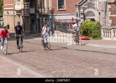 I residenti sono visti in bicicletta in auto strade libere (strada ciclabile) a Gand, Belgio il 02 giugno 2020. La città di Gand è un esempio per il traffico sicuro di biciclette. Sono stati aggiunti più di settanta chilometri di infrastrutture ciclabili, di cui 45 erano piste ciclabili. L'Assemblea Generale delle Nazioni Unite ha dichiarato il 3 giugno Giornata Internazionale della Ciclismo. (Foto di Jonathan Raa/NurPhoto) Foto Stock