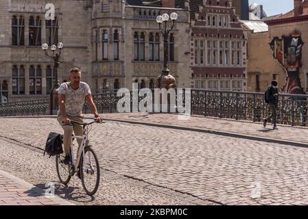 I residenti sono visti in bicicletta in auto strade libere (strada ciclabile) a Gand, Belgio il 02 giugno 2020. La città di Gand è un esempio per il traffico sicuro di biciclette. Sono stati aggiunti più di settanta chilometri di infrastrutture ciclabili, di cui 45 erano piste ciclabili. L'Assemblea Generale delle Nazioni Unite ha dichiarato il 3 giugno Giornata Internazionale della Ciclismo. (Foto di Jonathan Raa/NurPhoto) Foto Stock