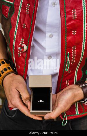 Ritratto di un uomo vestito con un tradizionale costume popolare slovacco che regge una scatola con un anello di aggancio in oro bianco Foto Stock