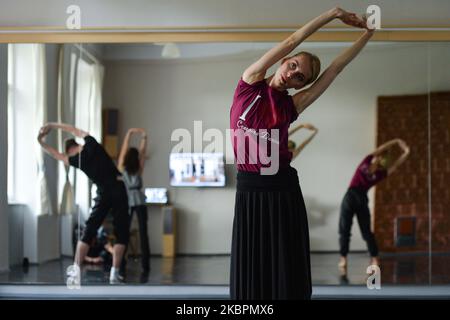 Malgorzata Nabrzeska (C) e altri membri di Cracovia Danza connessi on-line preparandosi per la lezione. I membri del balletto, a casa o in studio, partecipano a una lezione on-line condotta da Parigi dal coreografo e maestro di danza barocca Pierre-Francois Dolle, famoso in tutto il mondo. I ballerini preparano 'Chaconne de Phaeton' - un pezzo originale di coreografia dell'era barocca. Il 3 giugno 2020, a Cracovia, Polonia. (Foto di Artur Widak/NurPhoto) Foto Stock