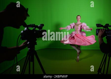 Marta Baranowska di Cracovia Danza danza davanti alle telecamere, nel recentemente creato Cracovia Danza Film Studio, per la coreografia barocca, parte del 'Metamorphosis. Gatto in stivali'. Marta indossa un costume creato da Bozena Pedziwiatr. Cracovia Danza Film Studio è stato istituito come risultato di restrizioni coronavirus per consentire al pubblico di rimanere in contatto con Cracovia Danza Ballet. Il 3 giugno 2020, a Cracovia, Polonia. (Foto di Artur Widak/NurPhoto) Foto Stock