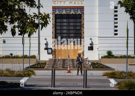I membri della Guardia Nazionale dell'Esercito degli Stati Uniti si trovano all'ingresso del municipio di Santa Monica dopo che i saccheggi e i saccheggi hanno causato danni diffusi nella città. Il governatore della California Gavin Newsom ha dispiegato truppe della Guardia Nazionale nella contea di Los Angeles per frenare i saccheggi e la distruzione di proprietà in mezzo alle proteste dell'assassinio di George Floyd. Santa Monica, CA, USA.(Foto di John Fredricks/NurPhoto) Foto Stock