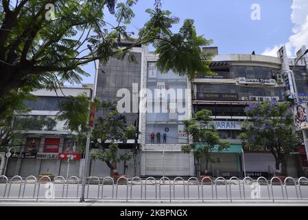 Tutti i negozi, i centri commerciali e i negozi di marca intorno al marg di durbar sono stati chiusi durante il blocco in corso a livello nazionale per preoccupazioni circa la diffusione del coronavirus (COVID-19) a Kathmandu, Nepal Mercoledì, 03 giugno 2020. (Foto di Narayan Maharjan/NurPhoto) Foto Stock