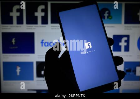 In questa foto, il logo di 'Facebook' viene visualizzato su uno smartphone a Tehatta, Nadia, Bengala Occidentale; India il 4 giugno 2020. Facebook ha recentemente lavorato per implementare nuove funzionalità progettate per promuovere e supportare le piccole imprese. Hanno creato un hashtag #SupportSmallBusiness sull'app, incoraggiando gli utenti a mostrare il loro amore per le piccole imprese. Allo stesso modo, i creator possono utilizzare i tag ''in support of'' per promuovere le piccole imprese ai loro follower. (Foto Illustrazione di Soumyabrata Roy/NurPhoto) Foto Stock