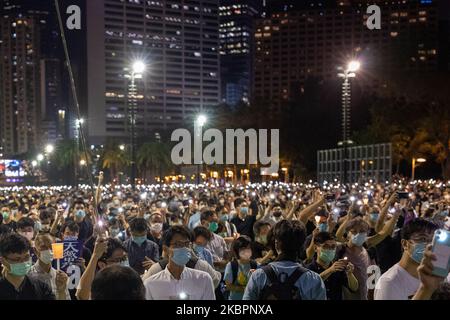 Migliaia di persone sfidano il divieto della polizia a Hong Kong per commemorare il massacro di Tiananmen a Hong Kong, Cina, il 4 giugno 2020. (Foto di Simon Jankowski/NurPhoto) Foto Stock