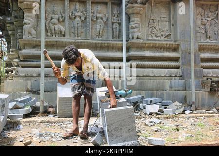 Scalpello operaio durante la ricostruzione della torre Raja Gopuram del tempio Arul Eswari Muthumariamman Hindu a Jaffna, Sri Lanka il 15 agosto 2017. La torre fu distrutta dai bombardamenti durante la guerra civile di 26 anni tra l'esercito dello Sri Lanka e le LTTE (Tigri di liberazione del Tamil Eelam). Questo è solo uno dei tanti ricordi delle profonde cicatrici lasciate dalla guerra civile che ha ucciso circa 40.000 persone. (Foto di Creative Touch Imaging Ltd./NurPhoto) Foto Stock