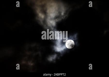 La luna piena sull'est della striscia di Gaza, il 05 giugno 2020. (Foto di Sameh Rahmi/NurPhoto) Foto Stock