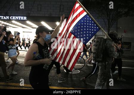 marcia di protesta nelle strade di Manhattan durante un raduno in risposta all'uccisione di George Floyd da parte della polizia di Minneapolis il 04 giugno 2020 nel quartiere di Brooklyn di New York City le proteste in tutto il paese sono state motivate dopo la morte di George Floyd il 25 maggio, Dopo essere stato asfissiato per 8 minuti e 46 secondi dal poliziotto bianco Derek Chauvin a Minneapolis, Minnesota. (Foto di John Lamparski/NurPhoto) Foto Stock