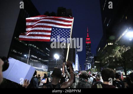 marcia di protesta nelle strade di Manhattan durante un raduno in risposta all'uccisione di George Floyd da parte della polizia di Minneapolis il 04 giugno 2020 nel quartiere di Brooklyn di New York City le proteste in tutto il paese sono state motivate dopo la morte di George Floyd il 25 maggio, Dopo essere stato asfissiato per 8 minuti e 46 secondi dal poliziotto bianco Derek Chauvin a Minneapolis, Minnesota. (Foto di John Lamparski/NurPhoto) Foto Stock