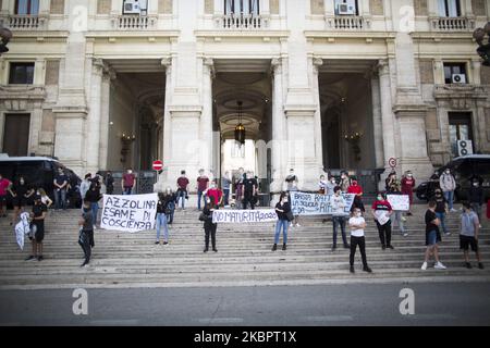 La gente protesta contro l'esame finale del liceo 2020 e il Ministro italiano dell'Istruzione, Lucia Azzolina, presso il Ministero italiano dell'Istruzione, Roma, 04 giugno 2020 (Foto di Christian Minelli/NurPhoto) Foto Stock