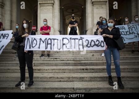 La gente protesta contro l'esame finale del liceo 2020 e il Ministro italiano dell'Istruzione, Lucia Azzolina, presso il Ministero italiano dell'Istruzione, Roma, 04 giugno 2020 (Foto di Christian Minelli/NurPhoto) Foto Stock