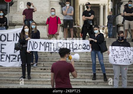 La gente protesta contro l'esame finale del liceo 2020 e il Ministro italiano dell'Istruzione, Lucia Azzolina, presso il Ministero italiano dell'Istruzione, Roma, 04 giugno 2020 (Foto di Christian Minelli/NurPhoto) Foto Stock