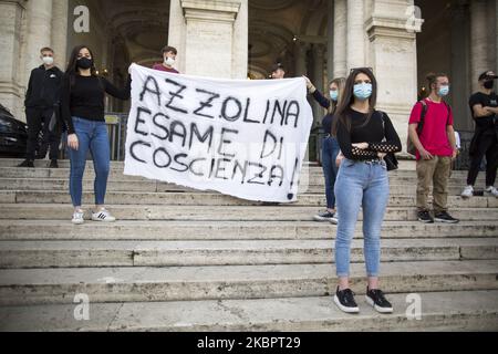 La gente protesta contro l'esame finale del liceo 2020 e il Ministro italiano dell'Istruzione, Lucia Azzolina, presso il Ministero italiano dell'Istruzione, Roma, 04 giugno 2020 (Foto di Christian Minelli/NurPhoto) Foto Stock